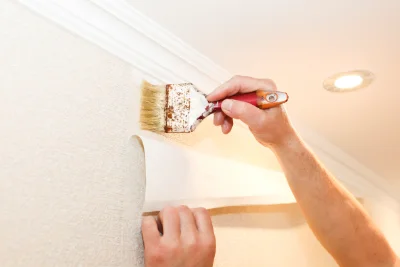 Pose de papier peint à Volvic — revêtements muraux et toiles de verre